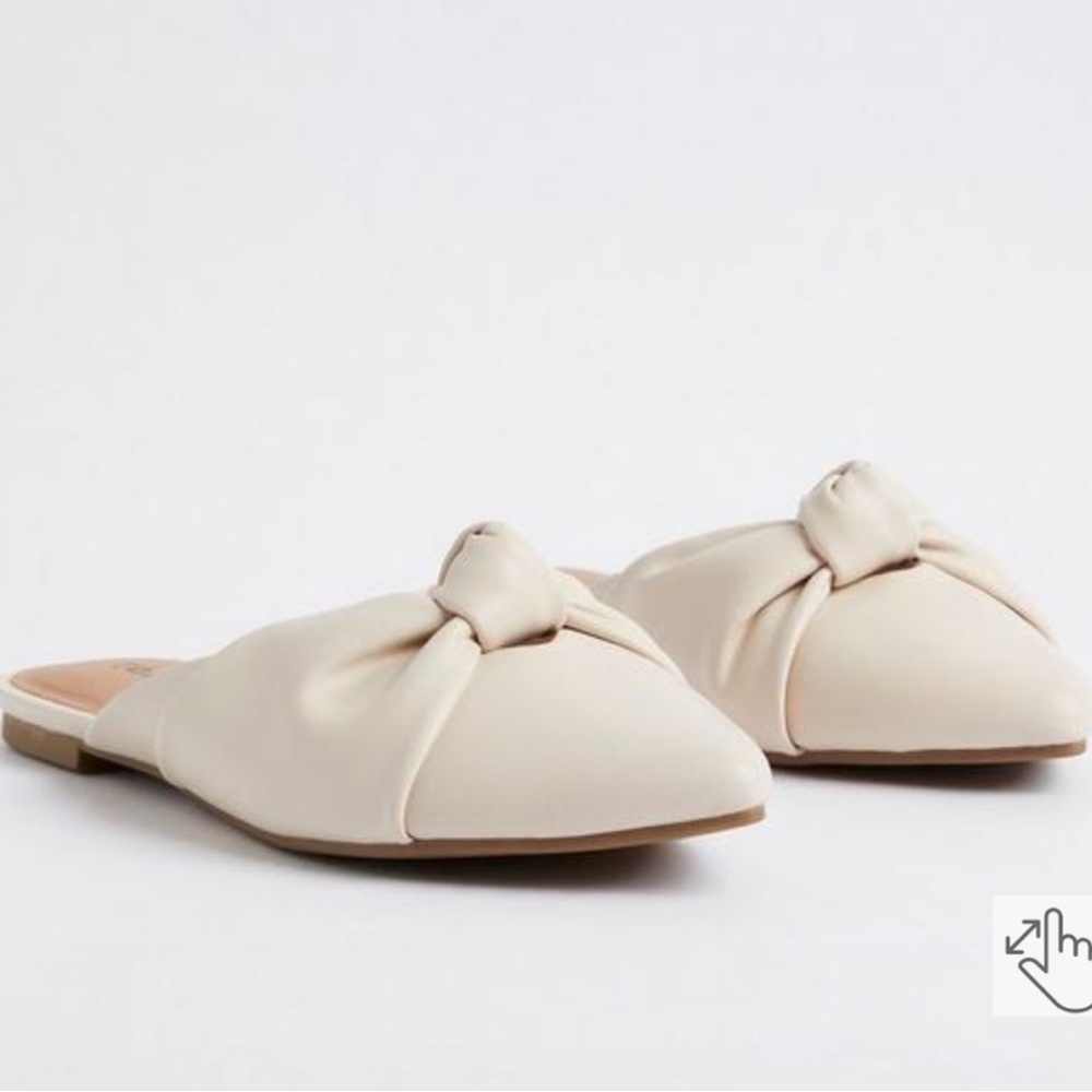 Torrid White/Cream faux leather twist flats 9.5WW